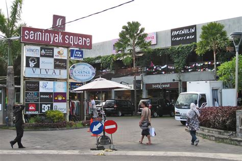 seminyak square market.